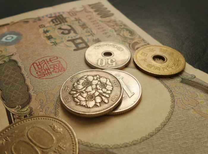 Japanese yen bills and coins on table with receipt Photo by Possessed Photography on Unsplash