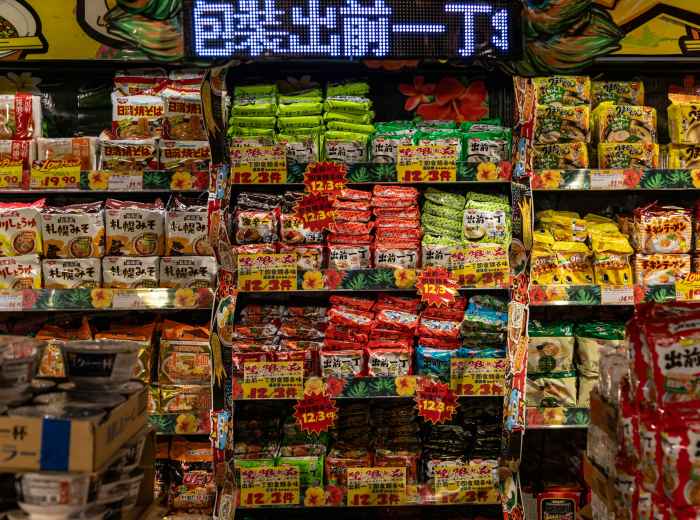 Retro market stall selling local snacks Photo by Bernd 