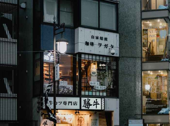 Cozy concept store exterior with artistic window display. Photo by Mohamed Jamil Latrach Unsplash