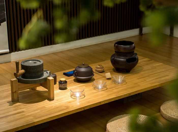 Traditional tea ceremony taking place in a modern urban setting. Image by proths from Pixabay