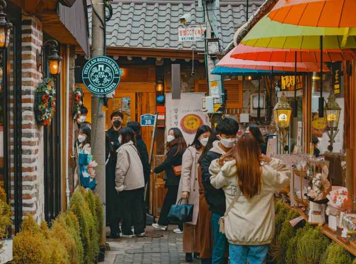 Locals and visitors sharing the same spaces naturally in central Osaka. Photo by (っ◔◡◔)っ Clement 