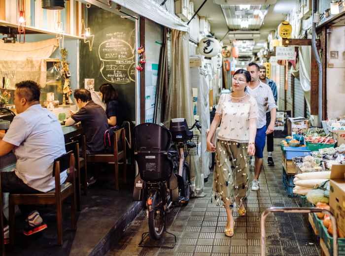 Local giving enthusiastic food recommendations to curious visitors