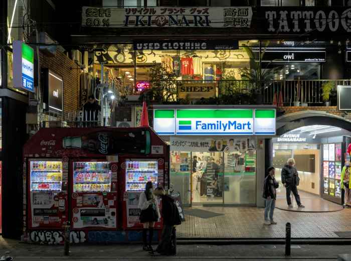 Storefronts at Shinsaibashi: Photo by Julien from Pexels
