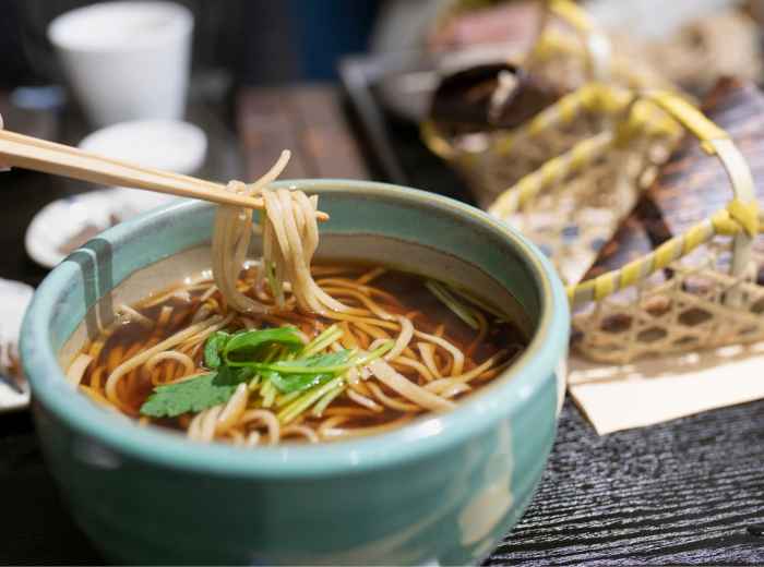  Udon noodle specialist preparing fresh noodles.