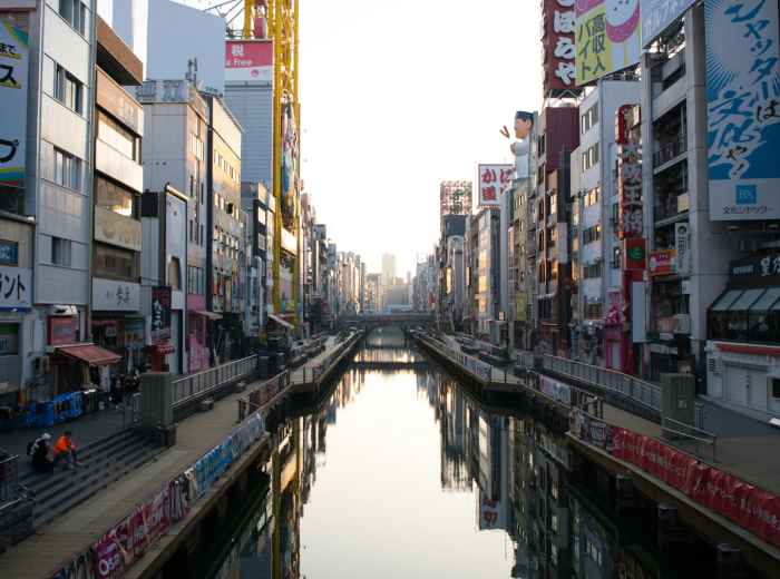 Early morning street scene with golden light and few people Photo by Mario Häfliger on Unsplash