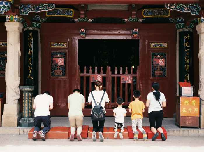 Children learning to bow respectfully at temple entrances with patient guidance Photo by Meng He on Unsplash