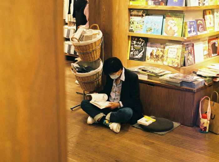 Reading area at Kyoto International Manga Museum Photo by 烧不酥在上海 老的 on Unsplash