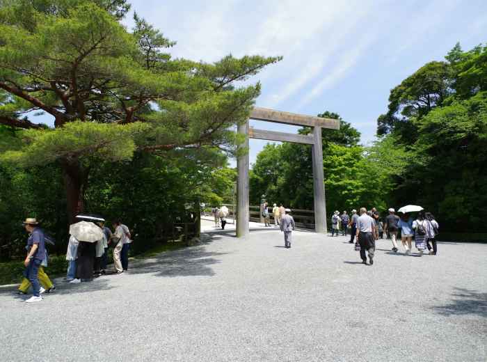 Visitors snapping photos at the entrance to Kinkaku-ji Photo by Naoki Suzuki on Unsplash