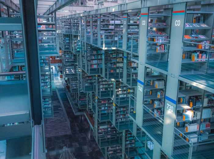 Biblioteca Vasconcelos interior catwalks and glass floors