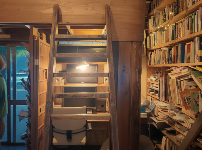 A cozy evening at Salon de Amanto with books for days and plenty of space to have a coffee and snack, including up the ladder