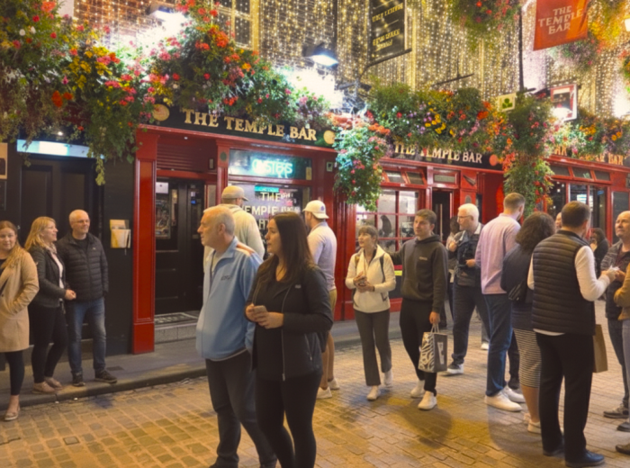 Crowded Temple Bar at night