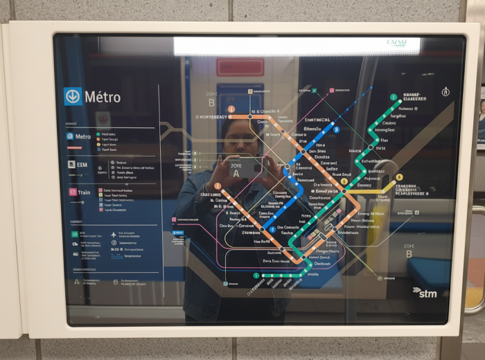 Map showing metro lines and major districts highlighted