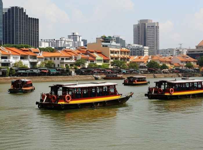 Singapore River waterfront with colonial buildings and riverside cafés
