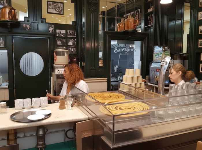 Chocolatería San Ginés at night with fresh churros