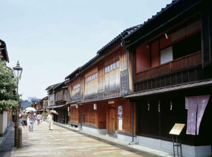 Traditional wooden townhouses on a street in Kanazawa’s Higashi Chaya district