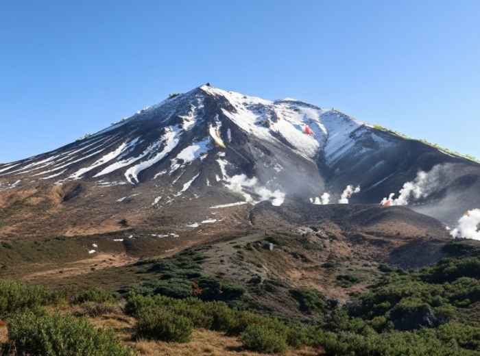 Alpine hiking scenery in Daisetsuzan National Park during autumn