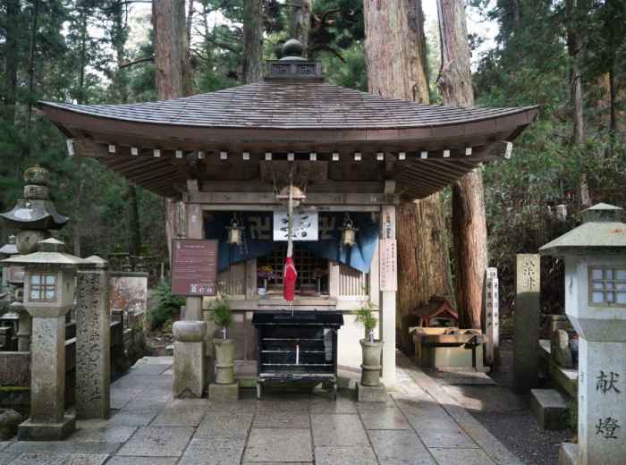 Asebaki Jizo shrine and the legendary Reflection Well stand along the sacred Okunoin forest path in Koyasan