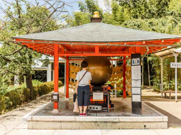 Making a wish in Ryozen Kannon's Wishing Precious Stone