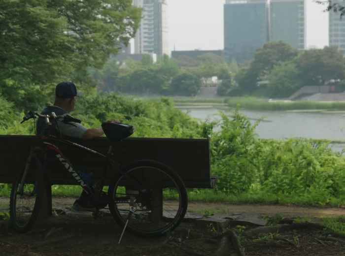 A spring pause along the Han River
