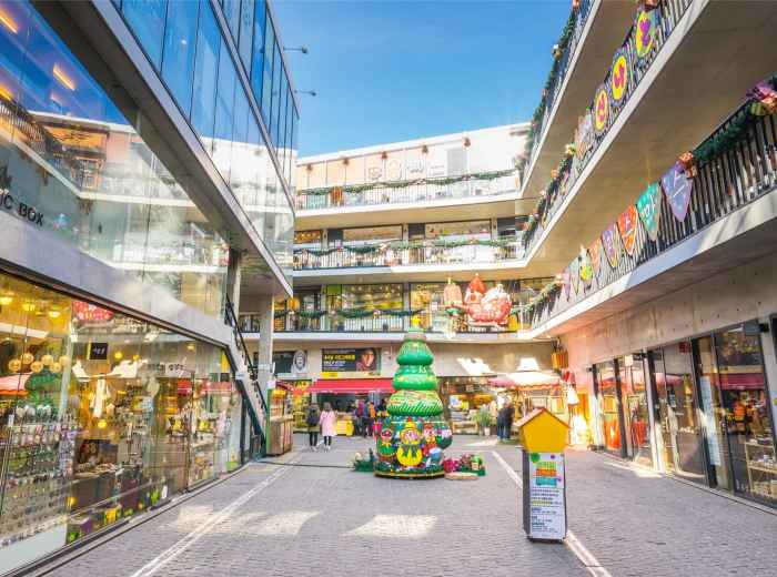 Courtyard shops and cafés in Ikseon dong designed for slow wandering