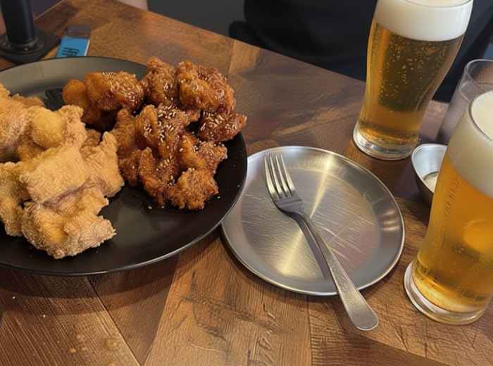 Korean fried chicken pieces with beer 