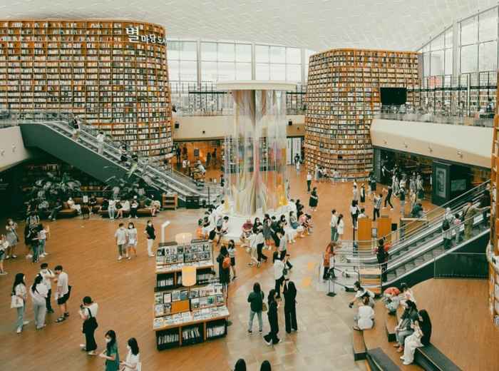 People bustling at Starfield Library with it's massive bookshelves