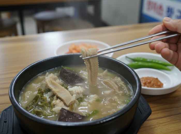 Doganitang at Daeseongjip, tendon lifted over pale broth