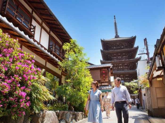 Quiet street in Higashiyama with the five-story pagoda
