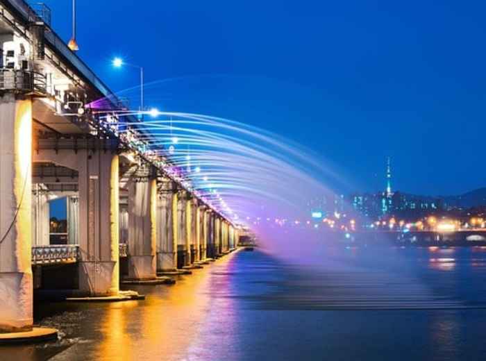 Banpo Bridge fountain lighting up the Han River at night