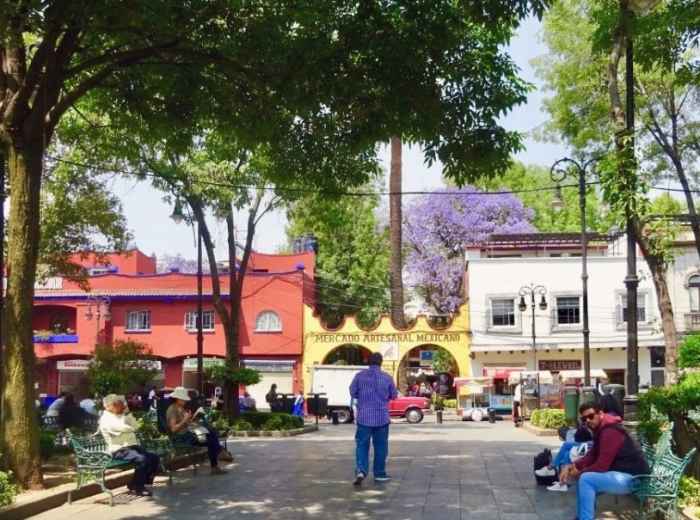 A quiet afternoon in Coyoacán's neighborhood plaza