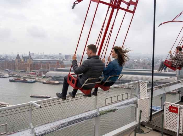 Visitors on the Over the Edge swing at A'DAM LOOKOUT 