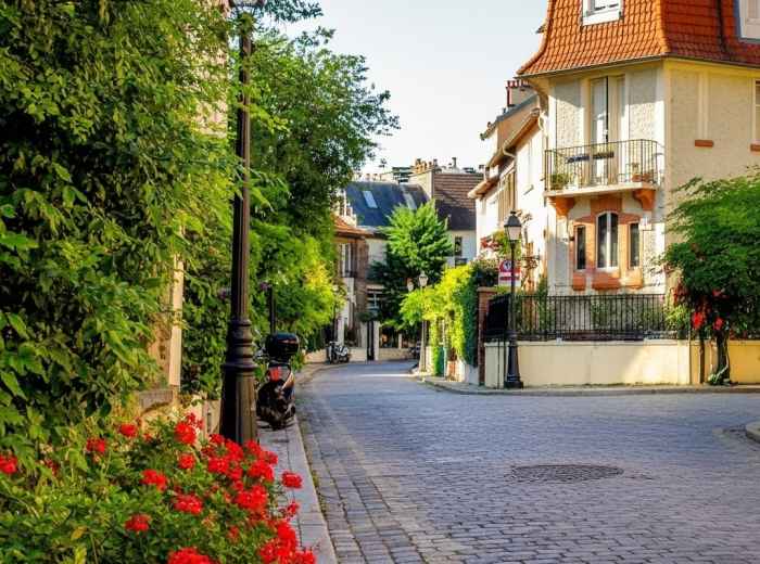 Small houses and gardens along a lane in La Campagne à Paris 