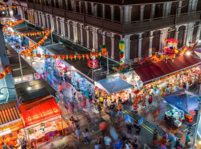 Evening crowds and street life in Singapore’s Chinatown 
