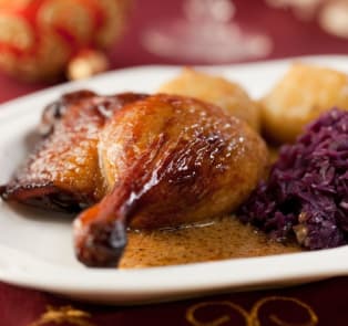 Gebacken Ente mit Apfelblaukraut und Kartofelknödel at