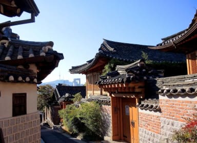 Explore Bukchon Hanok Village