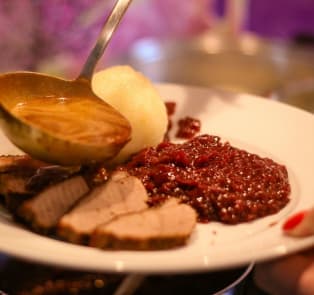 Schweinebraten mit Knödel at Bratwurstherzl