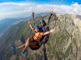 Take to the skies with a paragliding experience