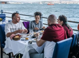 How much does eating outside in Istanbul cost each day if I eat