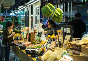Street food experience in Taipei's night markets