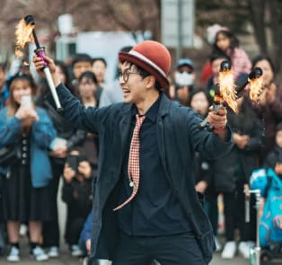 Watch Street Performers In Kowloon At Night