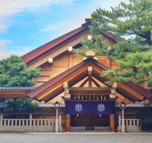 Visit the Atsuta Shrine