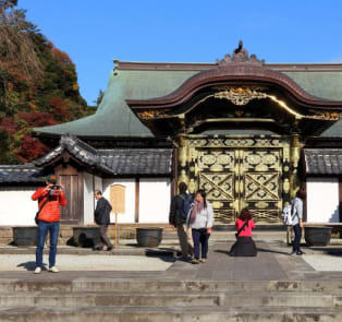 Kencho-ji Temple with a few people standing in front of