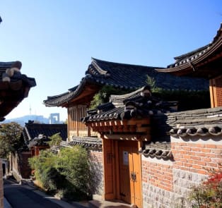 Explore Bukchon Hanok Village