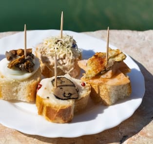 Tuck into cicchetti at aperitivo