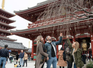 Local guide and tourists at Senso-Ji Temple