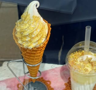 Golden Ice Cream – Nagoya Castle