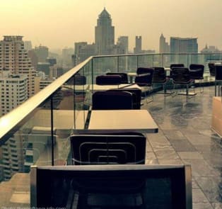 Bar hop in Sukhumvit Road