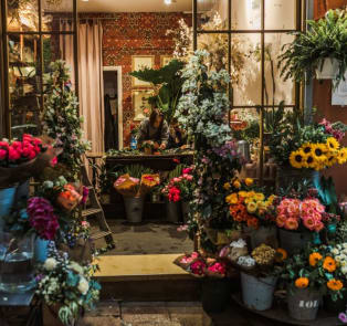 Flower shops near Piazza Gae Aulenti