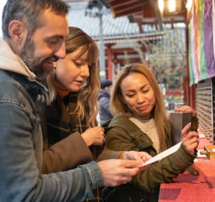 Guides in Tokyo immerse in Japanese culture