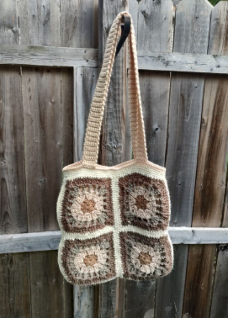 ## Granny Square Tote Bag – The Chrocheterry